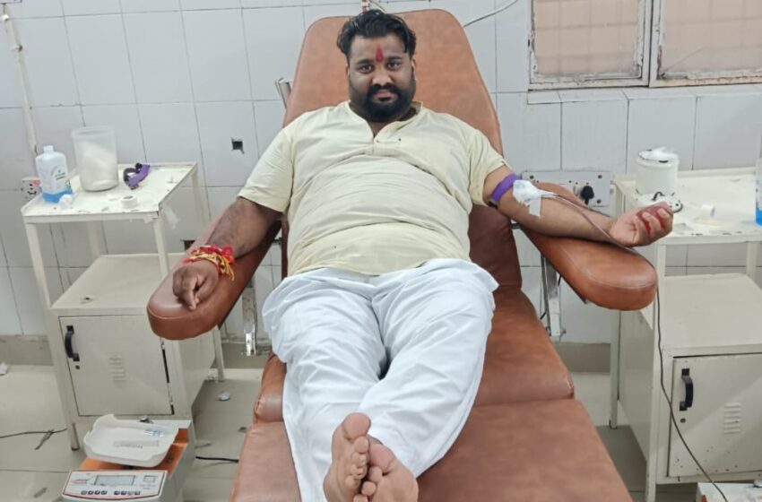  17 नवंबर 2012 को  बालासाहेब ठाकरे जी के  निधन पर युवा सेना के पदाधिकारियों ने दी श्रद्धांजलि।