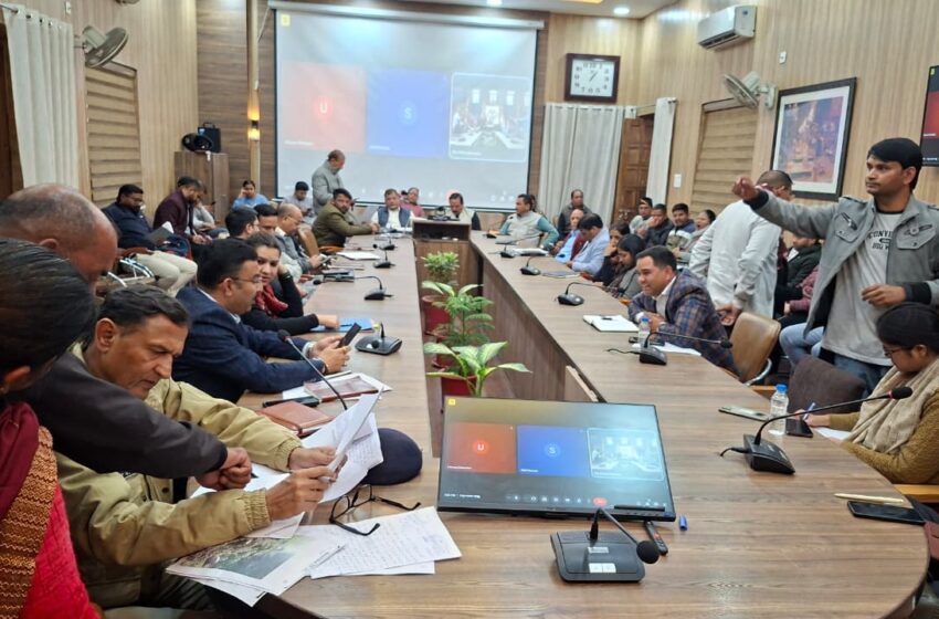  जनता दरबार में अपर जिलाधिकारी केके मिश्रा ने सुनी लोगों की फरियाद, कई मामले मौके पर ही निपटाए।