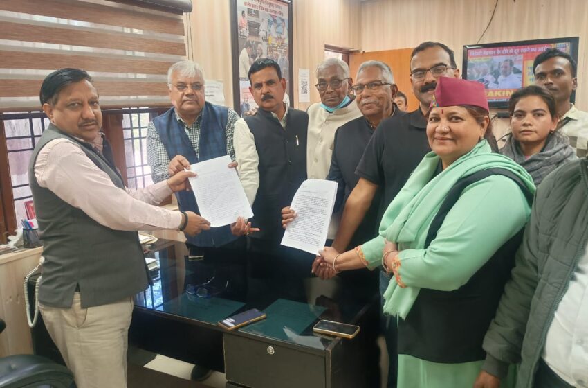  सैकड़ों मज़दूर बस्ती निवासियों के साथ विपक्षी दलों एवं जन संगठनों के प्रतिनिधियो मुख्यमंत्री के जन संपर्क अधिकारी श्री हरीश कोठारी को ज्ञापन सौंपा।