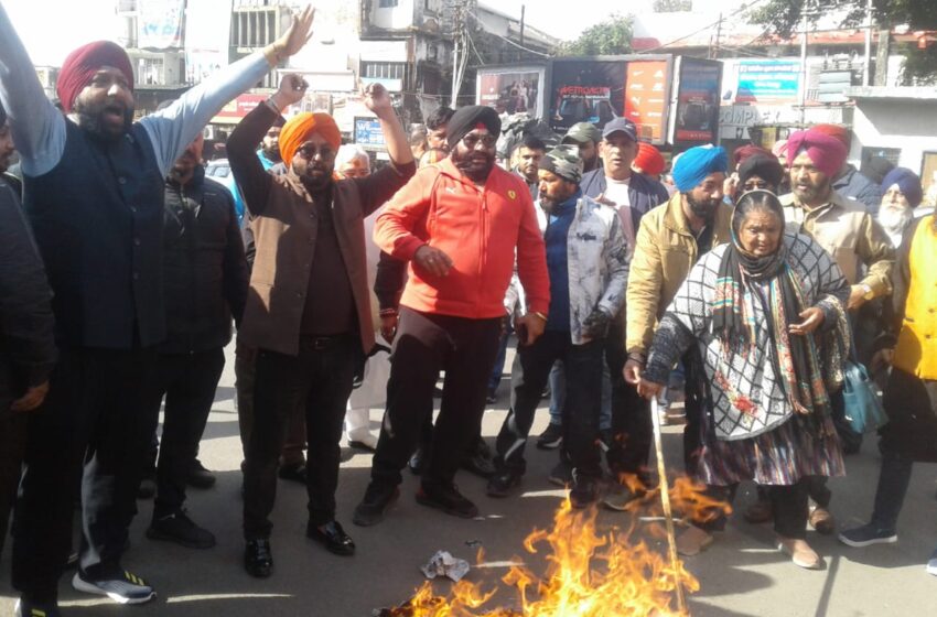  उत्तराखंड सिक्ख कोआर्डिनेशन कमेटी और चढ़दीकला वालंटियर्स ने कांग्रेस के वरिष्ठ नेता हरक सिंह रावत का पुतला दहन कर विरोध प्रदर्शन किया।