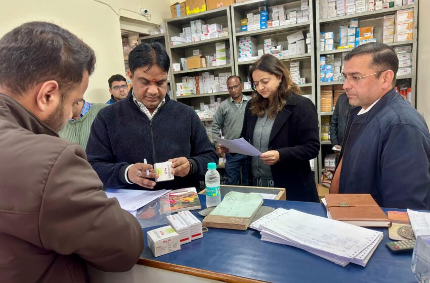  सचिव जिला विधिक सेवा प्राधिकरण  श्रीमती सीमा डुँगराकोटी देहरादून के विभिन्न मेडिकल स्टोरों का संयुक्त निरीक्षण किया।