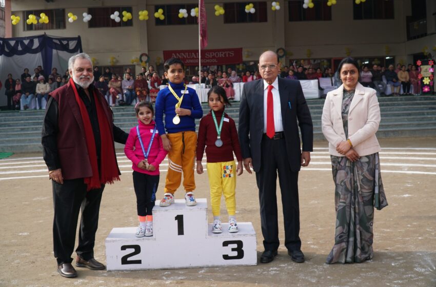  वार्षिक खेलकूद की विभिन्न स्पर्धाओं के नन्हें मुन्ने विजेताओं को किया पुरस्कृत।
