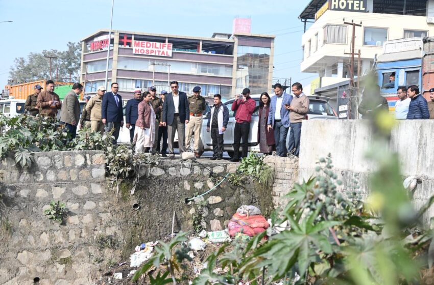  जिलाधिकारी सविन बंसल ने आज अंतर्राज्यीय बस टर्मिनल (आईएसबीटी) क्षेत्र का स्थलीय निरीक्षण किया।