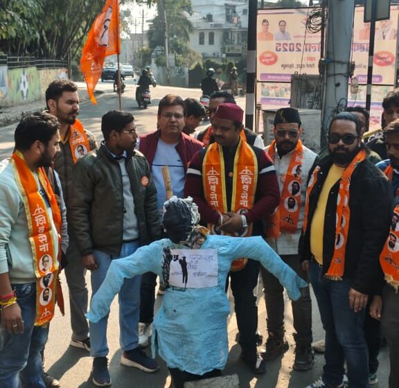  शिव सेना उत्तराखंड ने बांग्लादेश यूनुस खान का पुतला दहन किया।