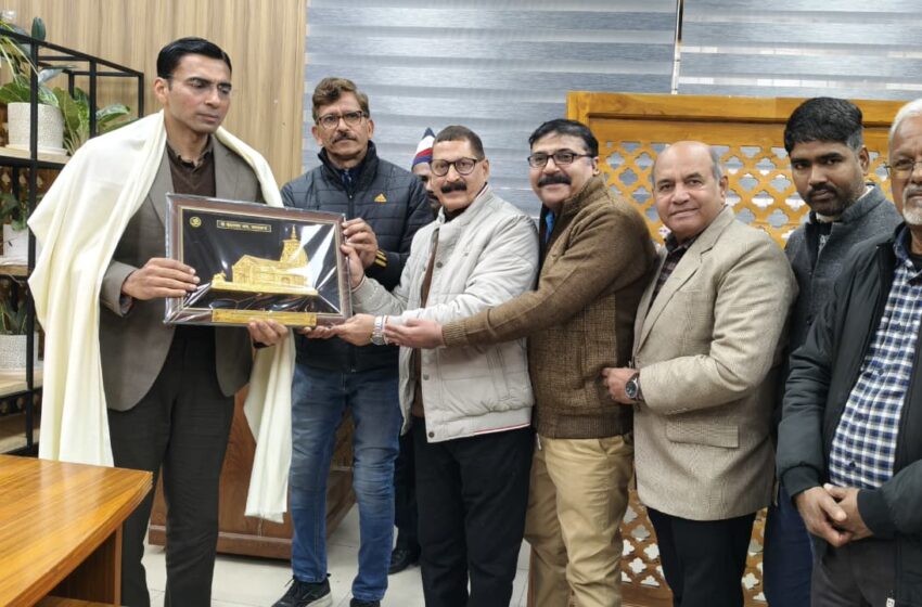  जिलाधिकारी सविन बंसल को उत्कृष्ट सेवा कार्यों के लिए जर्नलिस्ट यूनियन ने किया सम्मानित।