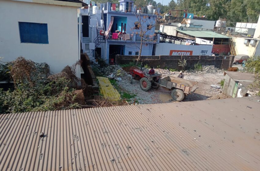  कांग्रेस के पूर्व पार्षद रहें हितेश गुप्ता के अवैध निर्माण को कैंट बोर्ड लगातार अनदेखा कर रहा है।