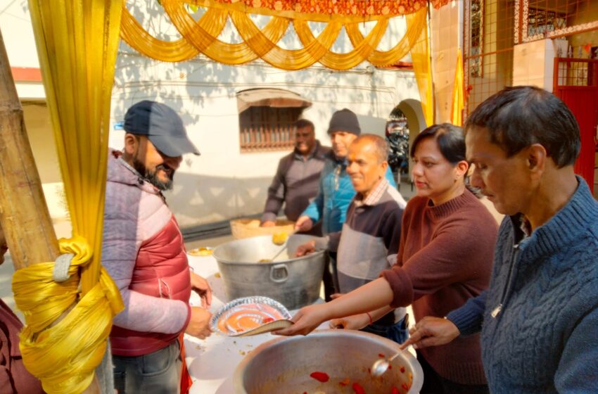  खिचड़ी संक्रांति पर कचहरी मंदिर परिसर स्थित श्री शिव मंदिर में खिचड़ी प्रसाद का वितरण किया गया।
