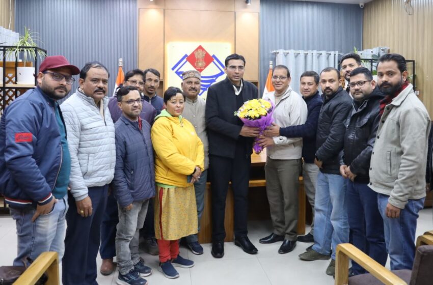  उत्तरांचल प्रेस क्लब के अध्यक्ष्य अजय राणा ने प्रेस क्लब की नवनियुक्त कार्यकारिणी संग जिलाधिकारी देहरादून सविन बंसल से शिष्टाचार भेंट की।
