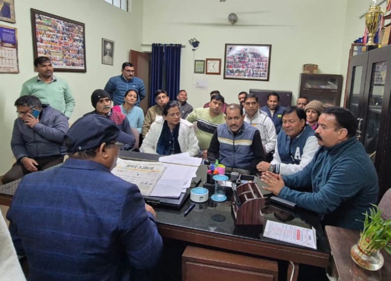  उत्तराखण्ड राज्य प्राथमिक शिक्षक संघ के जिला अध्यक्ष धर्मेंद्र सिंह रावत के नेतृत्व में शिक्षकों के प्रतिनिधिमंडल ने जिला शिक्षा अधिकारी (बेसिक) प्रेमलाल भारती से वार्ता की। 