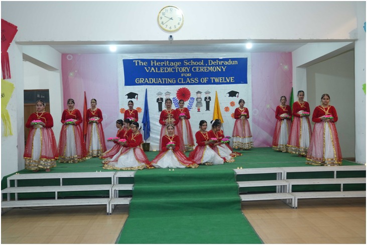 द हैरिटेज स्कूल में 12वीं के छात्र छात्राओं को रंगारंग कार्यक्रमों के साथ समापन समारोह किया गया।