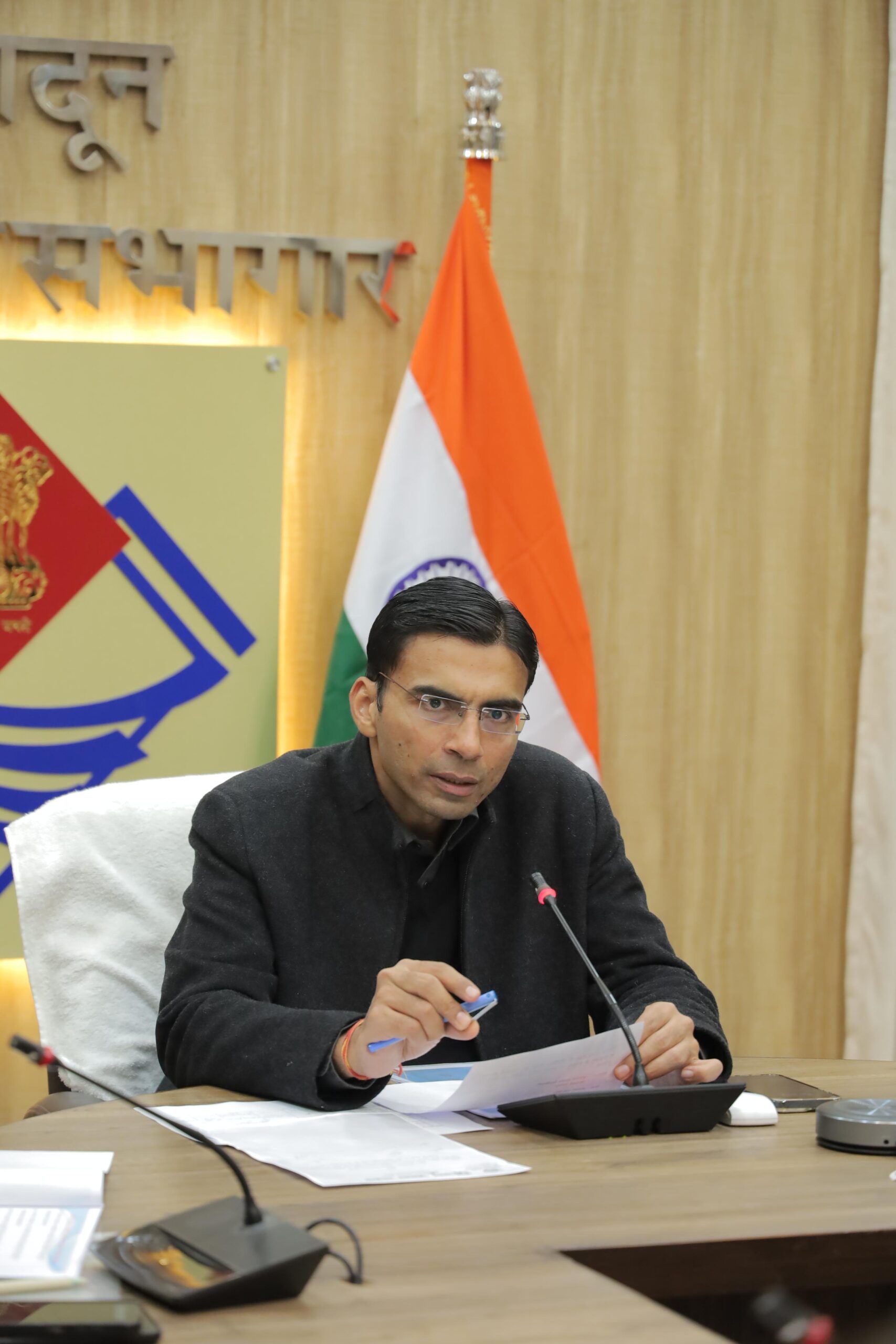  जिलाधिकारी सविन बंसल की अध्यक्षता में सीएम हेल्पलाइन पर प्राप्त शिकायतों की समीक्षा बैठक आयोजित की।