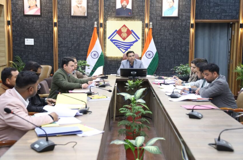  लंबित राजस्व वादों पर डीएम सख्त, एक साल पुराने मामलों के शीघ्र निस्तारण के आदेश।