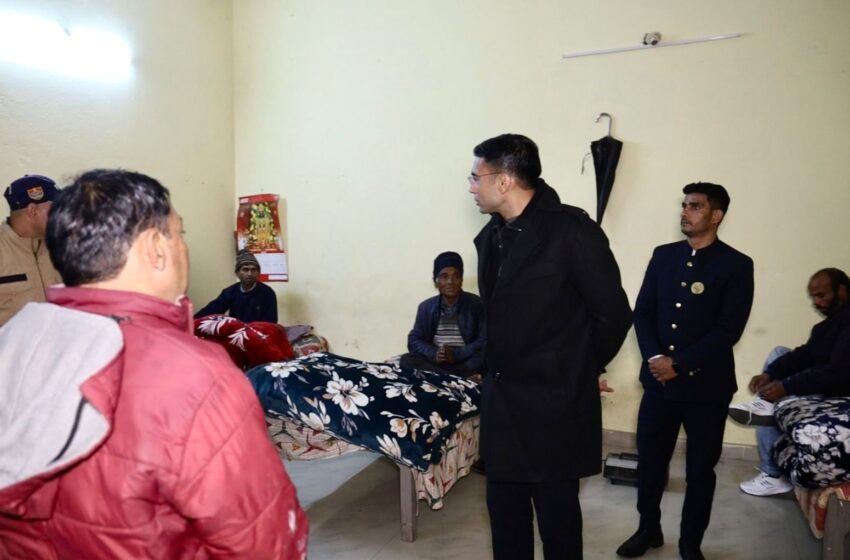  शीतलहरी रात्रि में अचानक शहर के चौक-चौराहों पर पंहुच डीएम ने देखी अलाव व्यवस्था, रेनबसेरों में रहने वालों का जाना हाल।