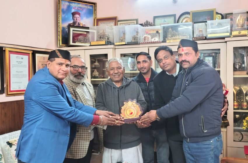  उत्तराखंड सामाजिक सामान सेवा ट्रस्ट ने लोक गायक श्री नरेंद्र सिंह नेगी को देवभूमि विभूति सम्मान से सम्मानित किया।