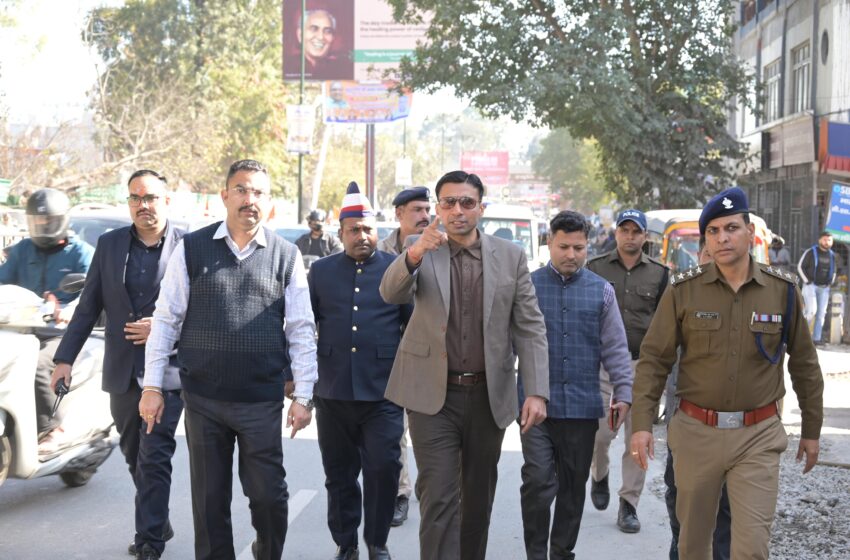  सार्वजनिक परियोजनाओं की जमीनी हकीकत परखने, क्यूआरटी संग सड़कों पर उतरे डीएम सविन।