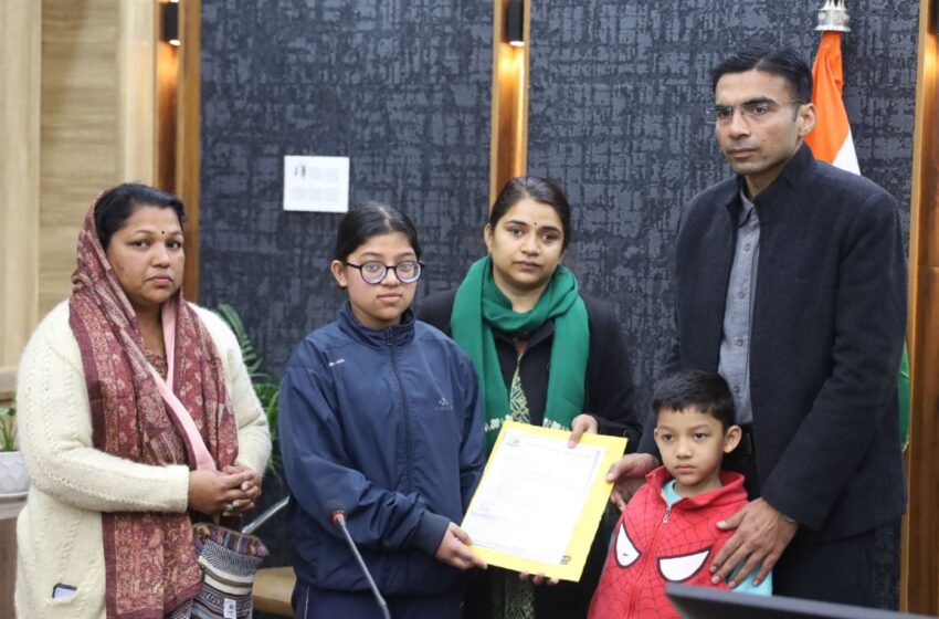  विधवा शांति राणा के सिर से जिला प्रशासन ने हटाया कर्ज का भार; सीएसआर फंड से 4 लाख बैंक खाते में हस्तांतरित; मॉं बच्चे हुए भारमुक्त।