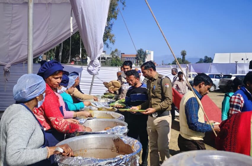  चार दिवसीय कौथिक महोत्सव में अतिथियों व कलाकारों की सेवा में हिलांस कैंटीन की महिलाओं ने निभाई अहम भूमिका।