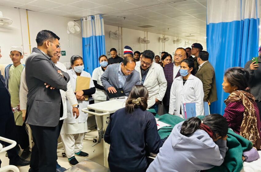  जिलाधिकारी सविन बसंल ने आज जिला चिकित्सालय कोरोनेशन का निरीक्षण कर व्यवस्थाएं जानी।