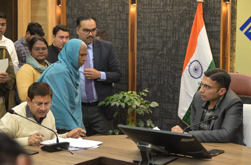  जिलाधिकारी सविन बंसल की अध्यक्षता में जनता दर्शन कार्यक्रम का आयोजन  किया गया। 