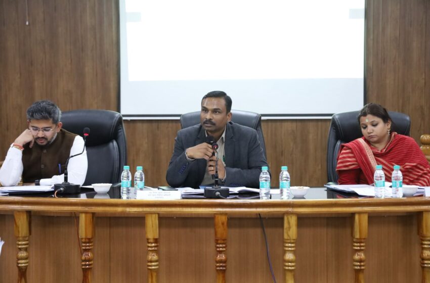  अपर मुख्य निर्वाचन अधिकारी विजय कुमार जोगदडें ने जनपद की 10 विधासभा अन्तर्गत संचालित विशेष गहन पुनरीक्षण कार्यों की की बूथवार समीक्षा बैठक की।