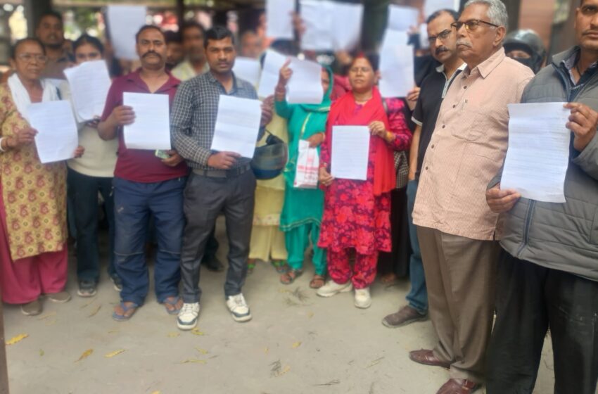  जन संगठनों और विपक्षी दलों के प्रतिनिधियो ने नगर आयुक्त नमामि बंसल को ज्ञापन दिया।