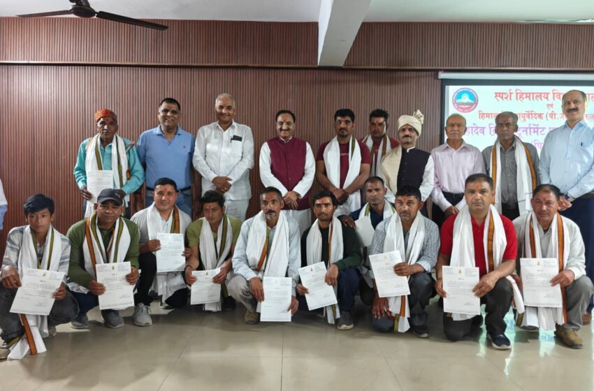  डॉ. ‘निशंक’ ने महादेव क्रिकेट टूर्नामेंट घुडदौड़स्यू–4, 2026 के विजेता एवं उपविजेता टीमों के खिलाड़ियों का सम्मान किया।