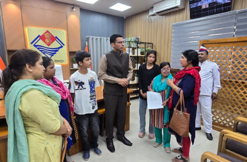  जिला प्रशासन ने मीना ठाकुर कि 02 दिव्यांग बेटियों सहित 05 बच्चों की जिम्मेदारी उठाई , सीएसआर फंड से 01 लाख हस्तांतरण।