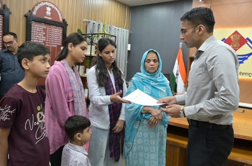  जिला प्रशासन द्वारा मानवीय संवेदनशीलता का परिचय देते हुए असहाय विधवा क्षमा परवीन को बड़ी राहत प्रदान की।