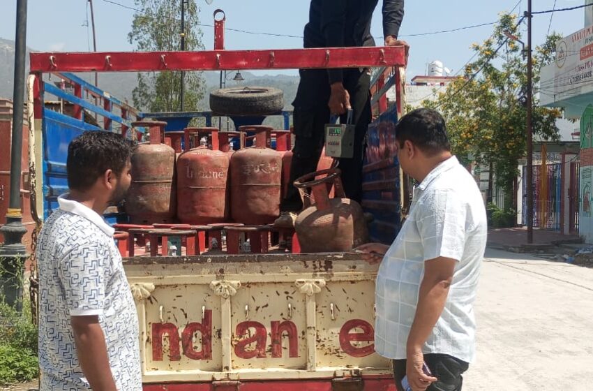  गैस की कालाबाजारी एवं अवैध रिफिलिंग पर जिलाधिकारी सख्त; संलिप्तों पर प्राथमिकी दर्ज।