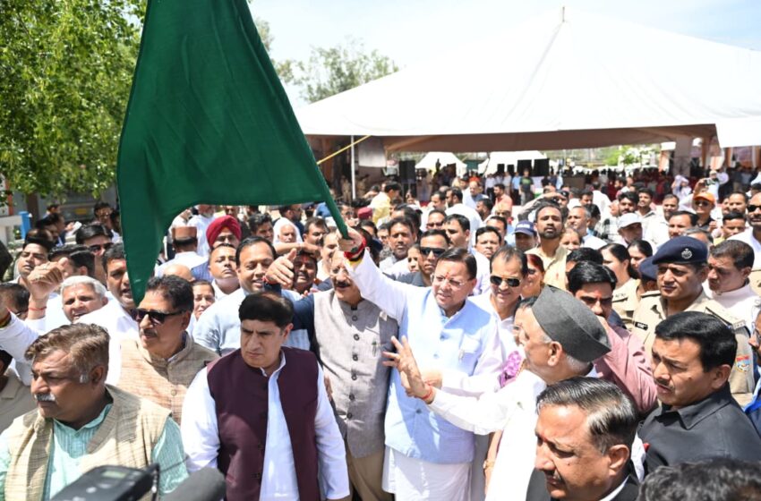  मुख्यमंत्री ने ऋषिकेश से चार धाम जाने वाली बसों को हरी झंडी दिखाकर किया रवाना।