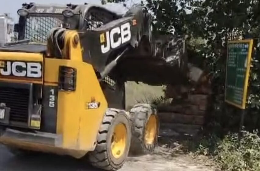  नगर निगम की सड़क पर प्रॉपर्टी डीलर ने कब्जा कर बनाई दीवार; जिला प्रशासन का चला डोजर सड़क हुई कब्जा।