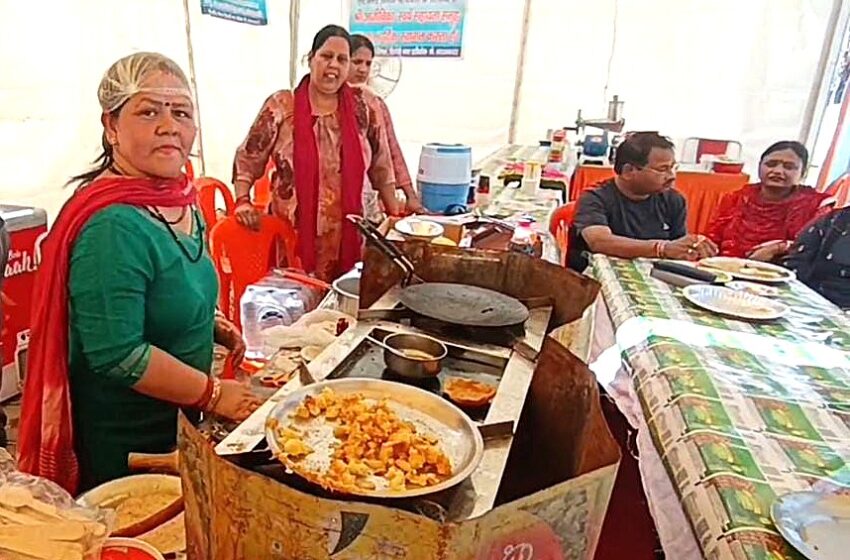  ऋषिकेश यात्रा ट्रांजिट कैंप में पहाड़ी स्वाद का संगम, यात्रियों को मिल रहा खास अनुभव।