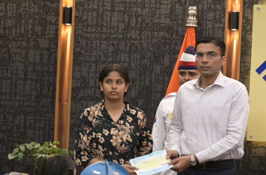  राजकीय शिशु सदन केदारपुरम, की दिवंगत संविदा कार्मिक की पुत्री को 25 हजार आर्थिक सहायता।