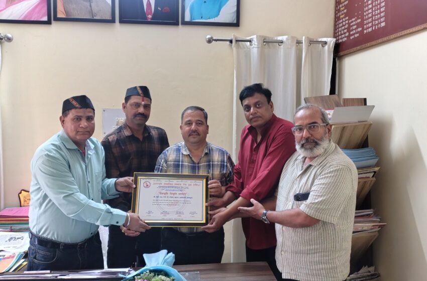  उत्तराखंड सामाजिक सम्मान सेवा ट्रस्ट ने किया जिला सूचना अधिकारी श्री बद्री चंद्र नेगी जी का सम्मान।