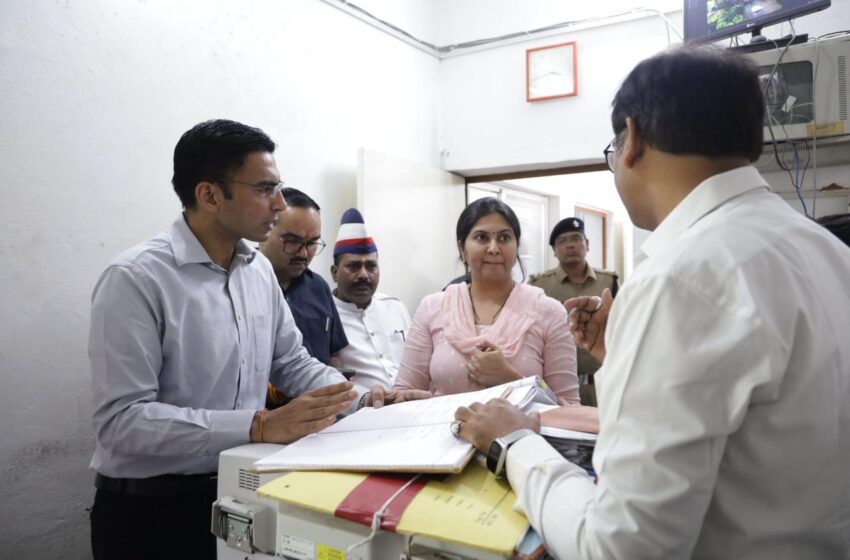  सब रजिस्टार कार्यालय विकासनगर में डीएम औचक निरीक्षण; पुराने विलेख पत्र रजिस्टर जब्त।
