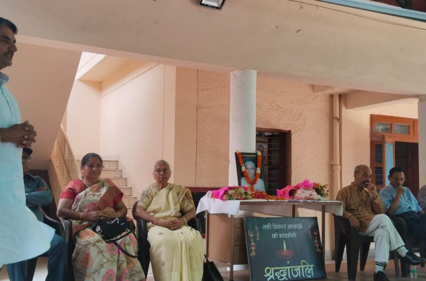  उत्तराखण्ड राज्य आंदोलनकारी मंच द्वारा शहीद स्मारक पर बैठक का आयोजन किया।