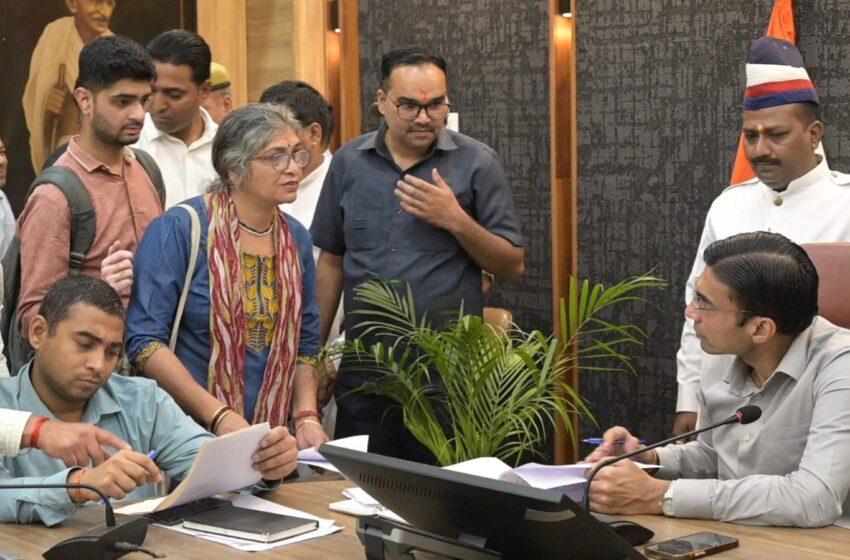  जिलाधिकारी सविन बंसल की अध्यक्षता में जनता दर्शन कार्यक्रम में जनसमस्याओं की सुनवाई की गई।
