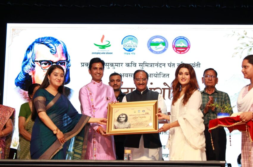  प्रख्यात कवि एवं कथावाचक डॉ. कुमार विश्वास ने कहा कि*सकारात्मक परिवर्तन का केंद्र है लेखक गांव।