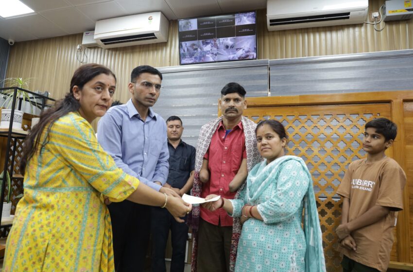  दुर्घटना में दोनों हाथ गंवा चुके मनीष को जिला प्रशासन रायफल क्लब फंड से रू0 50 हजार की आर्थिक सहायता।