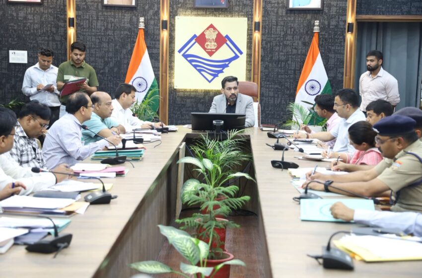  जिलाधिकारी डॉ आशीष चौहान ने आगामी मानसून एवं आपदा प्रबंधन तैयारियों की समीक्षा की।
