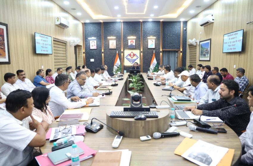  जिलाधिकारी डॉ. आशीष चौहान ने वित्तीय वर्ष 2026-27 की जिला योजना संरचना को लेकर समीक्षा बैठक आयोजित की।