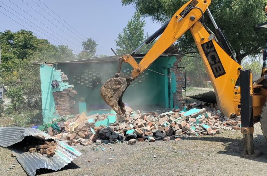  अतिक्रमण पर जिला प्रशासन की बड़ी कार्रवाई; अवैध निर्माण ध्वस्त।