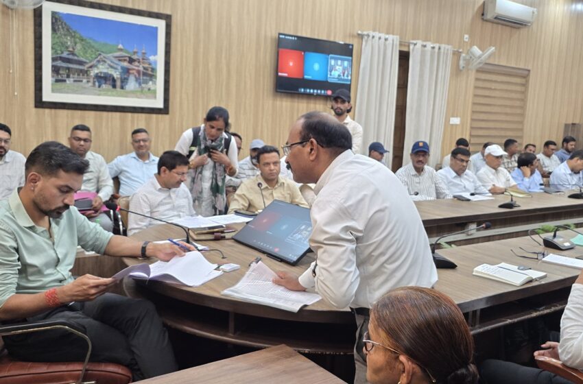  समाधान दिवस में डीएम ने सुनीं 194 जन शिकायतें, समयबद्ध निस्तारण के सख्त निर्देश।