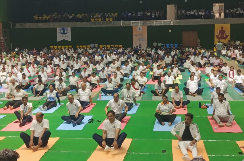  अन्तर्राष्ट्रीय योग दिवस पर परेड ग्राउंड में योग से स्वास्थ्य का संदेश दिया।
