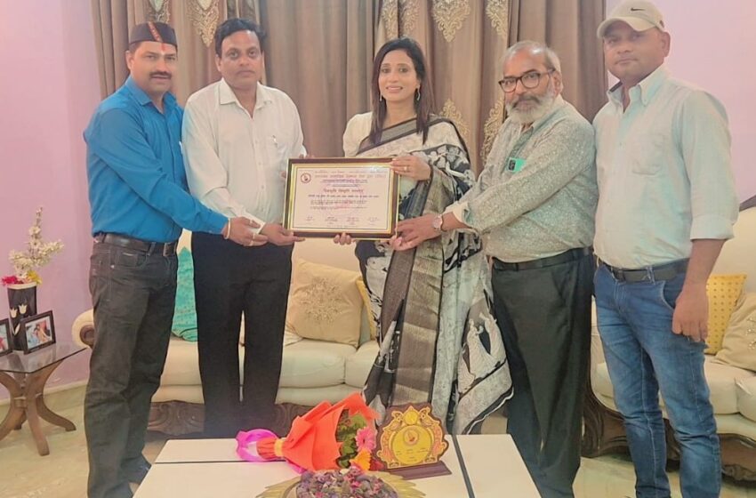 उत्तराखंड सामाजिक सम्मान सेवा ट्रस्ट ने श्रीमती मधु गुप्ता को दिया देवभूमि विभूति सम्मान।
