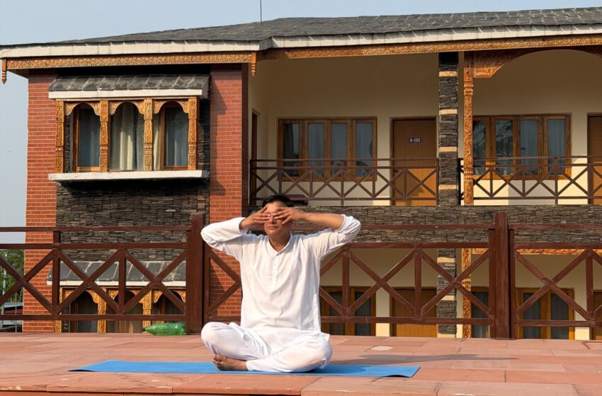  देश के पहले लेखक गांव थानो में सामूहिक योग अभ्यास का शुभारंभ किया।