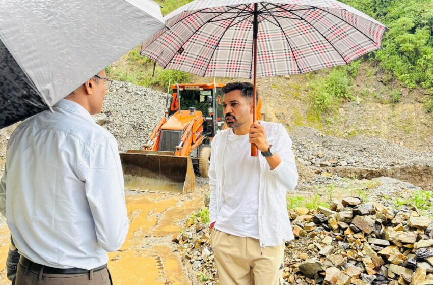  भारी बारिश के बीच ग्राउंड जीरो पर उतरे जिलाधिकारी, डॉ आशीष चौहान ।