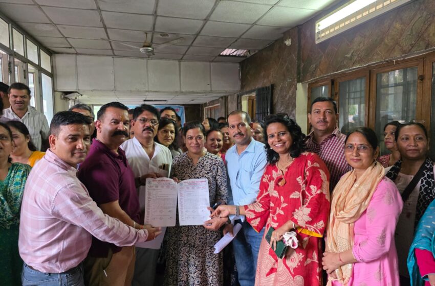  उत्तराखण्ड राज्य प्राथमिक शिक्षक संघ रायपुर इकाई द्वारा उप शिक्षा अधिकारी कार्यालय परेड में धरना प्रदर्शन किया।