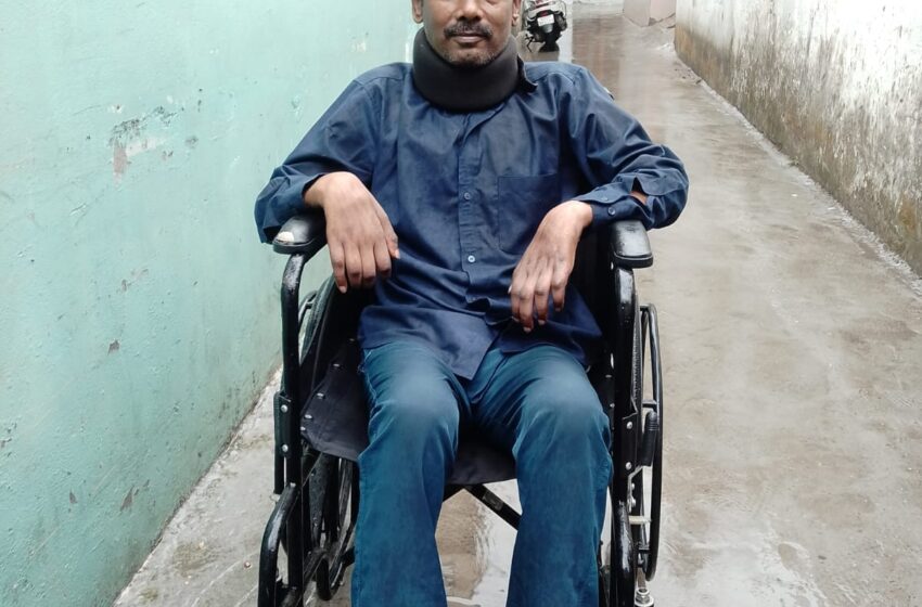 जिलाधिकारी  की संवेदनशीलता से दिव्यांग सुनील को मिली पेंशन, बैंक खाता और नई व्हीलचेयर।