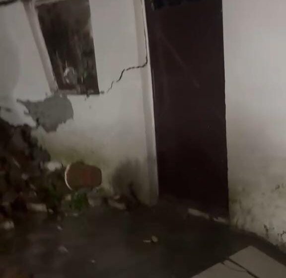  बारिश से पुश्ता ढहा, चार-पांच मकान क्षतिग्रस्त।